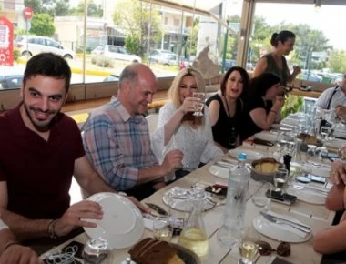 Χαλαρές στιγμές για την Φώφη Γεννηματά σε ουζερί στην Ηλιούπολη